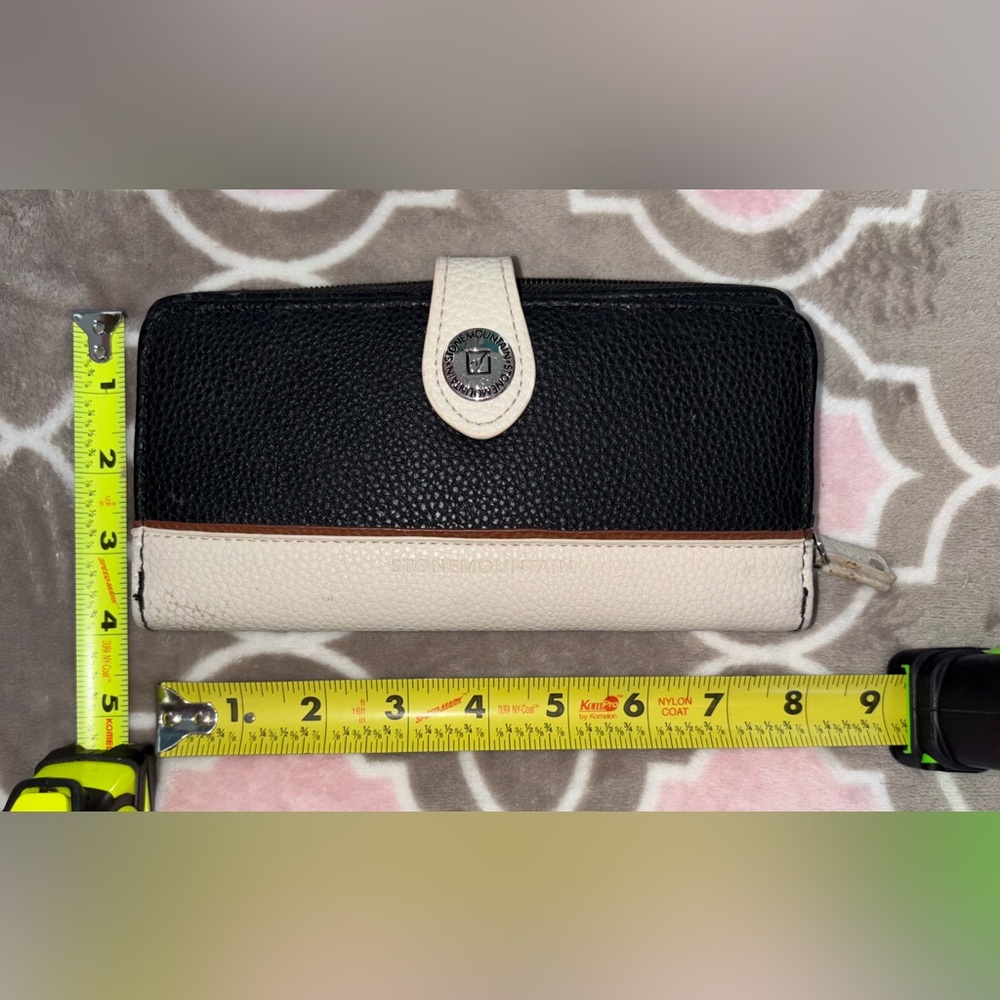 Stone Mountain Black and Cream Leather Zip Wallet Pebbled Two Tone Organizer - Picture 2 of 5